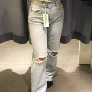 High waist jeans - Säljer mina 90s high waist jeans i petite från Gina 💙 så snygg wash på dem!!