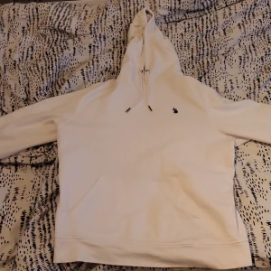 Ralph lauren vit hoodie - Vit ralph lauren hoodie i nyskick