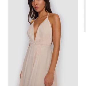 Balklänning  - Säljer nu min balklänning från 2021 som jag tyvärr aldrig fick använda på grund utav covid. Banden i ryggen är väldigt långa och man kan knyta dom på väldigt många olika sätt. Nypris: 1899