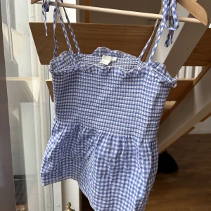 Blå/vit-rutig topp - Normal i storleken, endast använd ett fåtal gånger