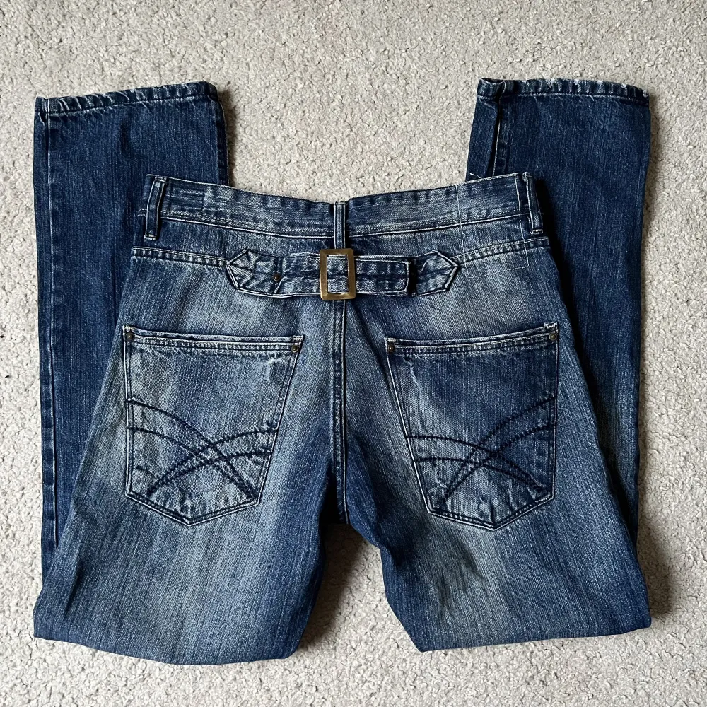 Säljer dessa coola jeans med detalj baktill i storlek W33L32 (passar ungefär storlek 38), 83cm midja, 80cm innerbenslängd❤️Jag på bilderna är 172cm lång och brukar bära storlek 38💕. Jeans & Byxor.