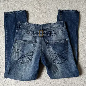 Säljer dessa coola jeans med detalj baktill i storlek W33L32 (passar ungefär storlek 38), 83cm midja, 80cm innerbenslängd❤️Jag på bilderna är 172cm lång och brukar bära storlek 38💕