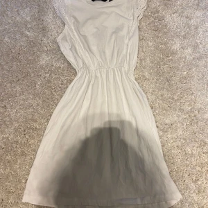 Vit klänning  - Vit, klänning, nyskick, XS, jag använder den knappt längre, Vero Moda