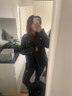 Missguided jacka - Säljer denna oversized skinnjacka i storlek 34. Inga märken eller något, som ny. Köpare att för frakt 