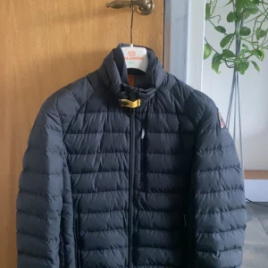 parajumper jacka - parajumper jacka storlek xs. kvitta ska finnas nån stans inte mycket använd så inga defekter vad jag vet.