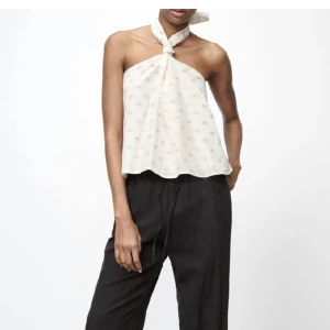 Vit halterneck-topp från Zara - Köpte från en tjej på Plick men kände att det inte va min stil så säljer vidare. Finns ingen lapp om storlek men hon skrev S ❤️