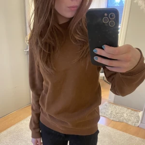 Brun sweater - Säljer denna fina tjocktröja som jag bara använt någon enstaka gång så nästan i nyskick. Köpt på herravdelningen