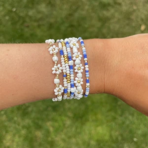 Pärlarmband - Säljer dessa armband💞 20kr/st för armband med blommor🌸och 15kr/st för de andra! Två för 30kr💗