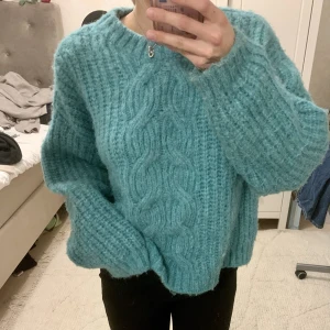 Stickad tröja - Supergullig stickad tröja som är perfekt till våren och sommaren!🌼Storlek XL men brukar själv ha XS-S så den sitter oversized. Köpt från bikbok❤️‍🔥