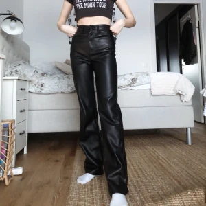 Skinnbyxor - Jättefina byxor i skinnimitation, använda 1 gång så i princip helt nya! Väldigt skönt material och jag är 167cm 🫶🏼(har inte kommit till användning, därför jag säljer) 