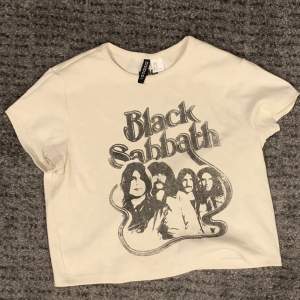 Mag tröja med black sabbath på i storlek M