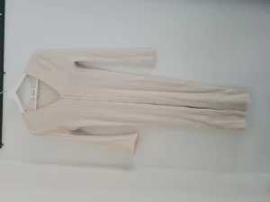 Ribbad Klänning - Snygg längre ribbad klänning/ cardigan i stl liten M. Skulle säga att det passar bättre en S. Ljusbeige. Knappar. Nyskick. 