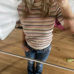 Söt randning topp  - Så fin stickad randig topp. Passar med allt🫶 som ny men kommer inte till användning tyvärr. Skriv dm vid intresse ❤️