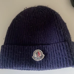 Moncler mössa - Mössa köpt på moncler hemsidan 8,5/10 i skick köpt 1450kr