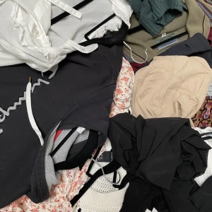 Garderobsrensning - Kolla in min profil! Har just nu en STOR GARDEROBSRENSNING! Många kläder till bra pris❤️❤️❤️