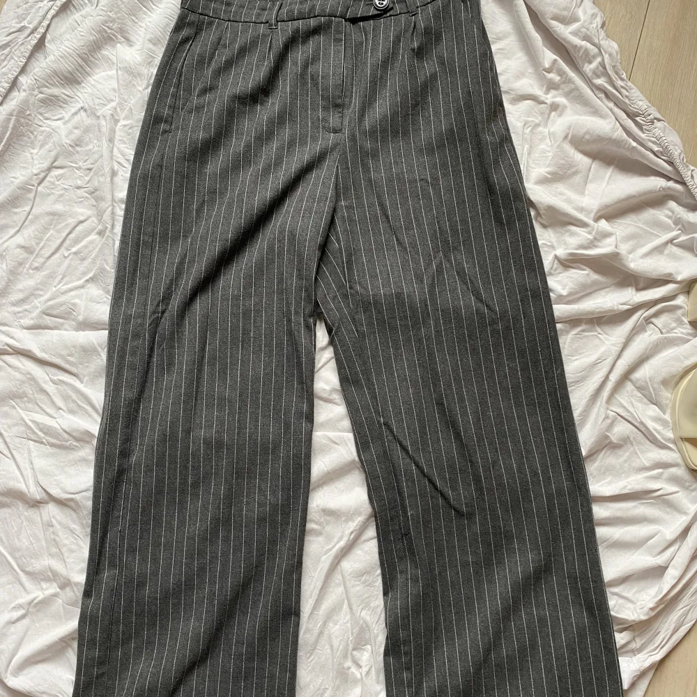 Randiga gråa högmidjade kostymbyxor från Bershka. Jeans & Byxor.