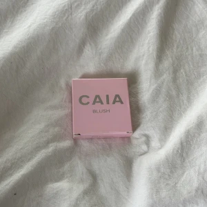 Caia blush i färgen Pink Lemonade - Helt oanvänd jätte fin blush från Caia med plast och förpackning kvar. Säljer pågrund av att jag fick dubblet. Nypris 245 kr, frakt tillkommer.