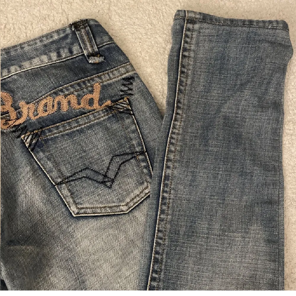 Säljer dessa skitsnygga och unika replay jeans! Innerbensmått: 72cm , midjemått: 40 cm. Köparen står för frakten, kan även mötas upp!💓💓. Jeans & Byxor.