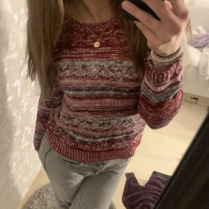 Röd tröja  - jätteskön tröja. köpt second hand men har aldrig kommit till användning❣️