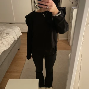 Svart tröja  - säljer denna svarta tröja med detaljer på armarna igen monki,  aldrig använd❤️ 75kr+frakt 