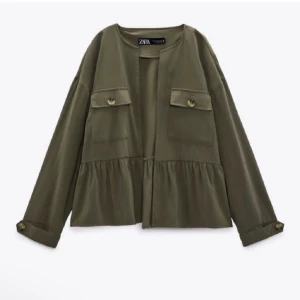 Zara trenchcoat/tunn jacka - Säljer denna tunna jackan från zara som inte har kommit till användning helt ny❤️‍🔥