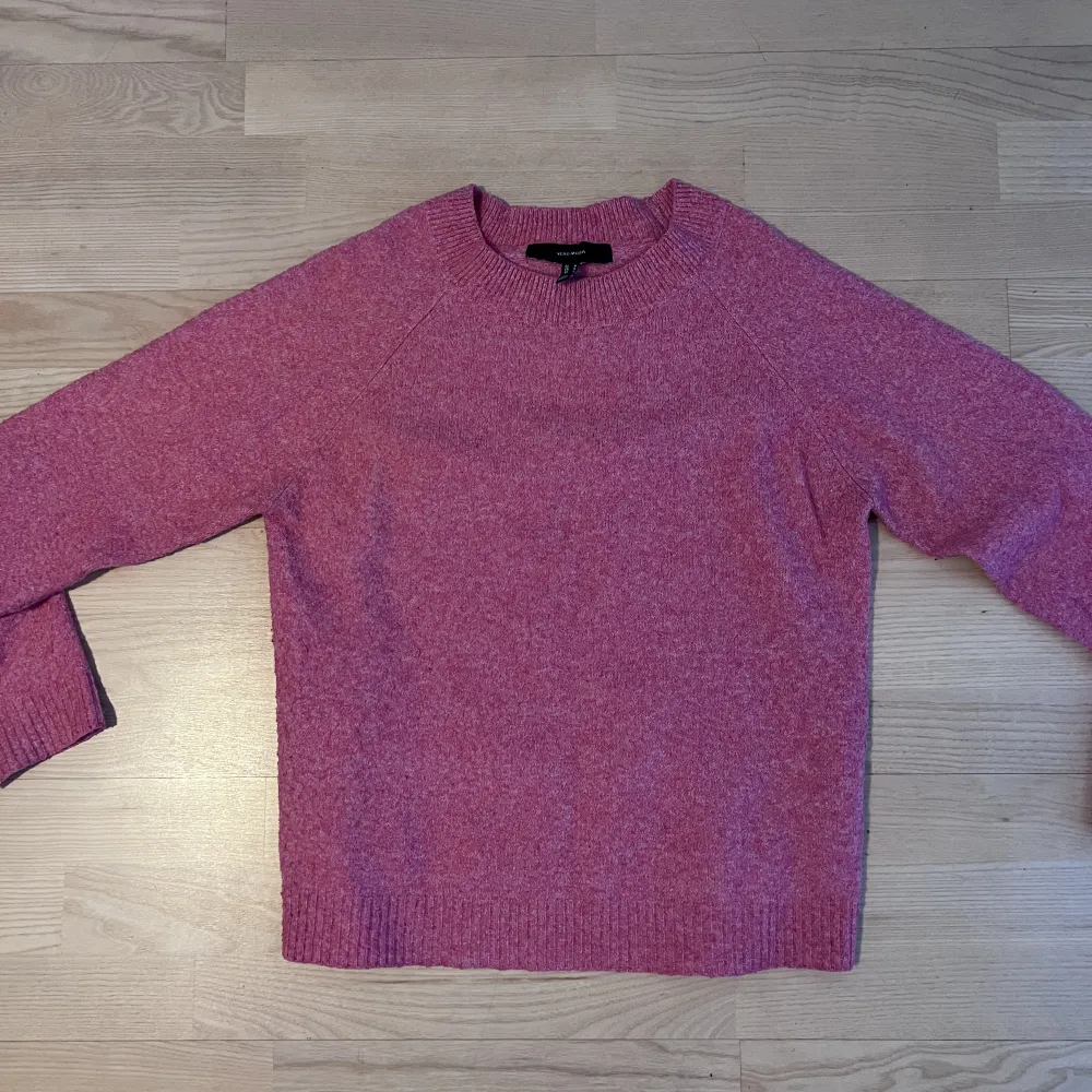 En jätte fin rosa stickad tröja från vero Moda. Säljer pga får inte användning. Bra skick. Köptes för ca 250kr. Tröjor & Koftor.