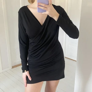 Svart omlottklänning  - Svart omlottklänning från Chiara Forthi! Helt oanvänd! Storlek L men känns mer som M💓