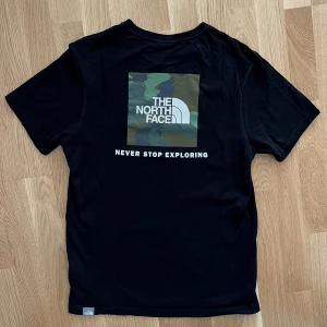 The Norh Face T shirt Cameo  - Snygg TNF Cameo t shirt.  Behöver tvättas. Kommer inte till användning. Tveka inte att höra av dig om du har frågor/bud 