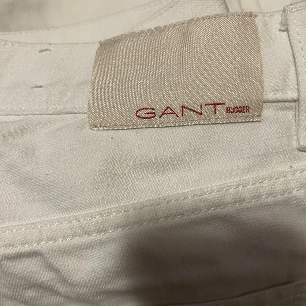 Fina vita jeans från gant. Aldrig använda på grund av att de är för stora💞. Jeans & Byxor.