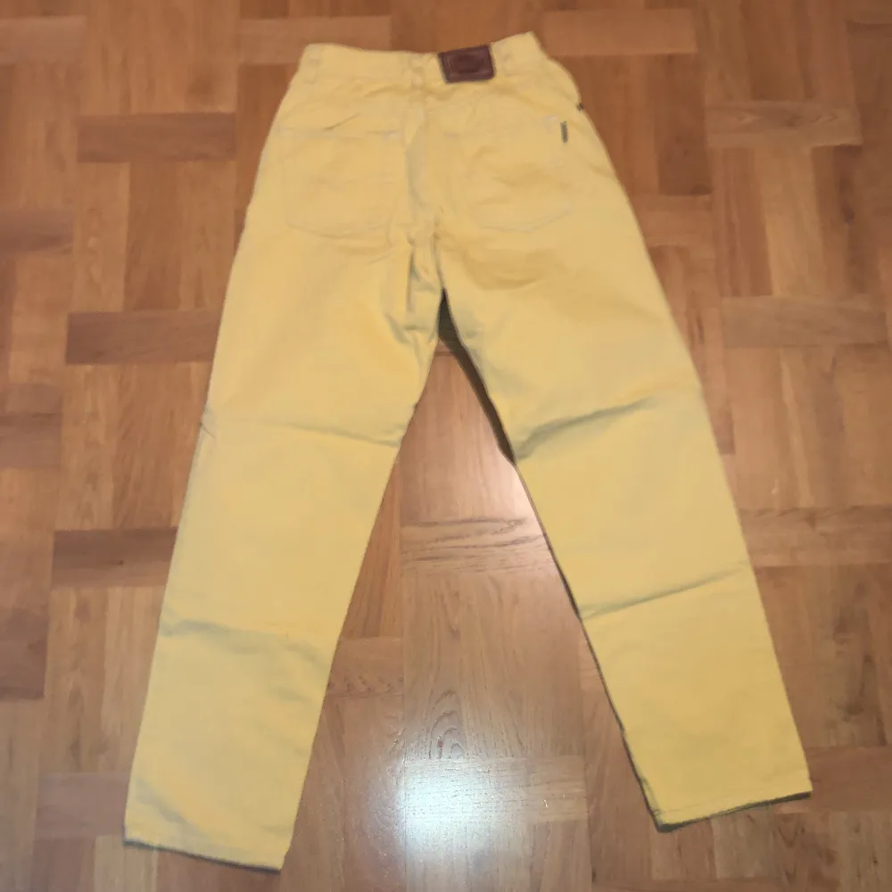 Ett par gula några år gamla jeans! Storlek: oklar men runt xs Sick: Fint skick, bara en liten fläck på vänstra benet.. Jeans & Byxor.