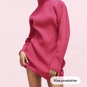 Stickad klänning med halvpolo från H&M - Rosa stickad klänning från H&M sitter väldigt fint andvänd en gång. Storlek S 