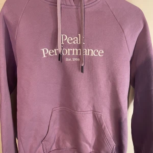 Huvtröja  - Peak performance hoddie helt oanvänd endast testad. Ny priset är 1199kr fick i present, inköpt på Intersport. 