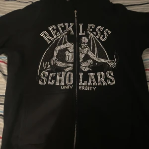 Reckless Scholars huvtröja - En använd Reckless Scholars Huvtröja i storlek M. Där ett fåtal av stenarna inte finns kvar