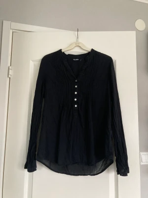 blus - för liten för mig men sitter fint 