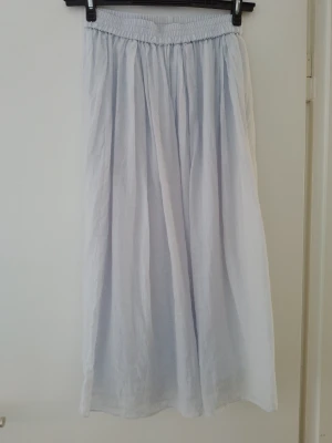 Lång kjol - Ny ej använd  Ljusblå  Har underklol så ej genomskinlig