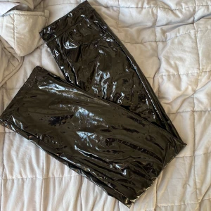 Vinylbyxor Missguided - Svarta vinylbyxor från missguided. Bra skick, men har blivit för stora för mig. ✨🌸