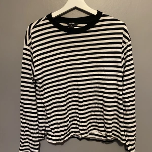 Långarmad svart vit  - Säljer denna långarmade svart vita tröjan från monki i storlek S tro den kostar ny 150-200kr säljer den för 60kr aldrig använd. 