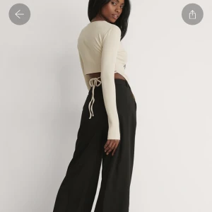 Fin topp från Nakd  - Fin topp med detalj bak. Köptes för 229kr och aldrig använt. Säljer för 150kr+frakt💕