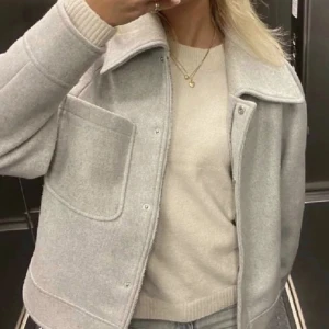 NA-KD jacka - Jättefin vårjacka som jag säljer för att jag inte gillar hur den sitter på mig:( slutsåld överallt och nypris 659kr