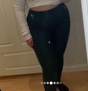 Gymshark tights  - Blev tyävrr och sälja köpt dom nyss av en tjej men dom är lite för tajt än vad jag trodde så kommer inte använda dom alls men i super fint stick och jätteskönt tights.