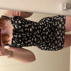 Klänning  - Fin klänning från Shein. Storlek S.  Aldrig använd! Kan skickas men köparen står för frakt!🥰