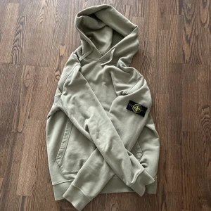 Stone island hoodie - Säljer min stone island hoodie som knappt är använd, nyskick förutom en liten liten skade vid vänder Axel (se bild 2)
