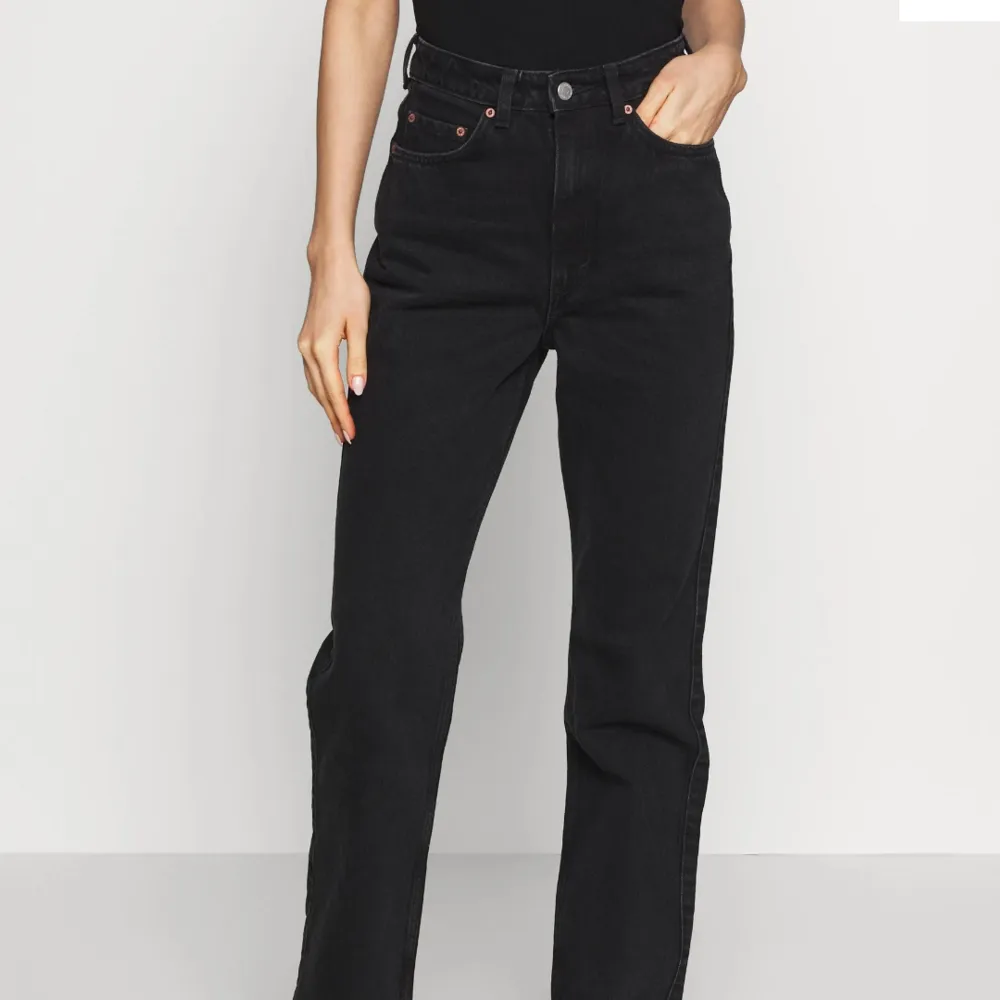 Snygga jeans ifrån Weekday i modellen Rowe. Är i storlek 29/32 och är stentvättade i färgen. . Jeans & Byxor.