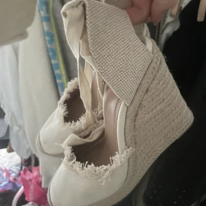 Skor - Snygga skor med hög kilklack 