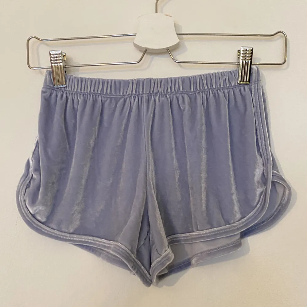 Brandy Melville velour shorts   Blåa velour shorts   Onesize   Använda en eller två gånger så i perfekt skick . Shorts.