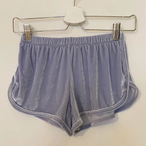 Brandy Melville velour shorts  - Brandy Melville velour shorts   Blåa velour shorts   Onesize   Använda en eller två gånger så i perfekt skick 