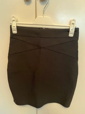 Fodralkjol  - Snygg fodralkjol från bikbok, tight med dragkedja baktill! Tyg som shapar!