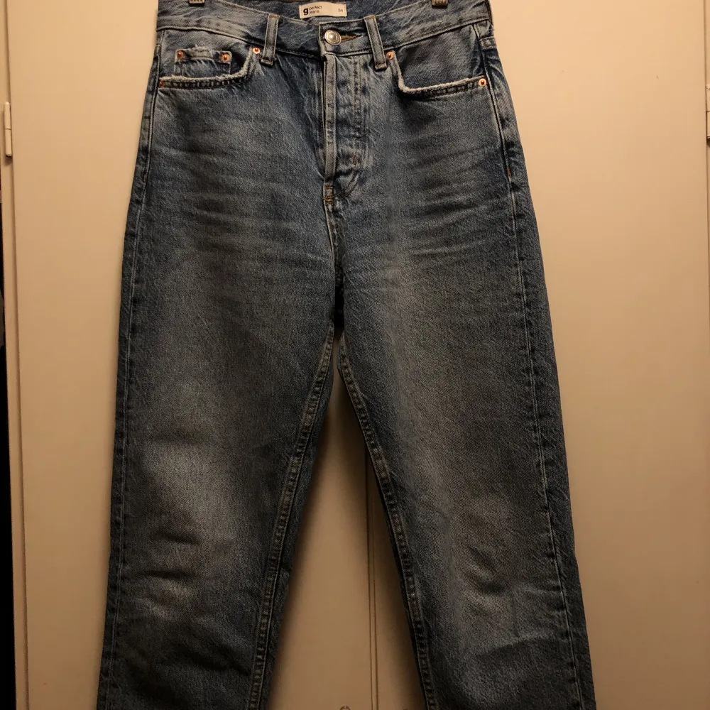 Blå, midrise, straight jeans från Gina. Sparsamt använda och i bra skick. Säljer eftersom att de aldrig kom till användning. . Jeans & Byxor.