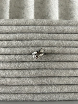 Kramring - Jätte fin silverfärgad kram ring, passar alla storlekar så den är justerbar❤️