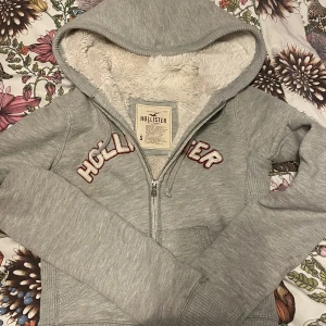 Hollister kofta - Säljer då den aldrig kommer till användning. Har användt koftan sparsamt och den är i nyskick. Tryck inte på ”köp nu” utan kontakta mig vid intresse av köp💘💘